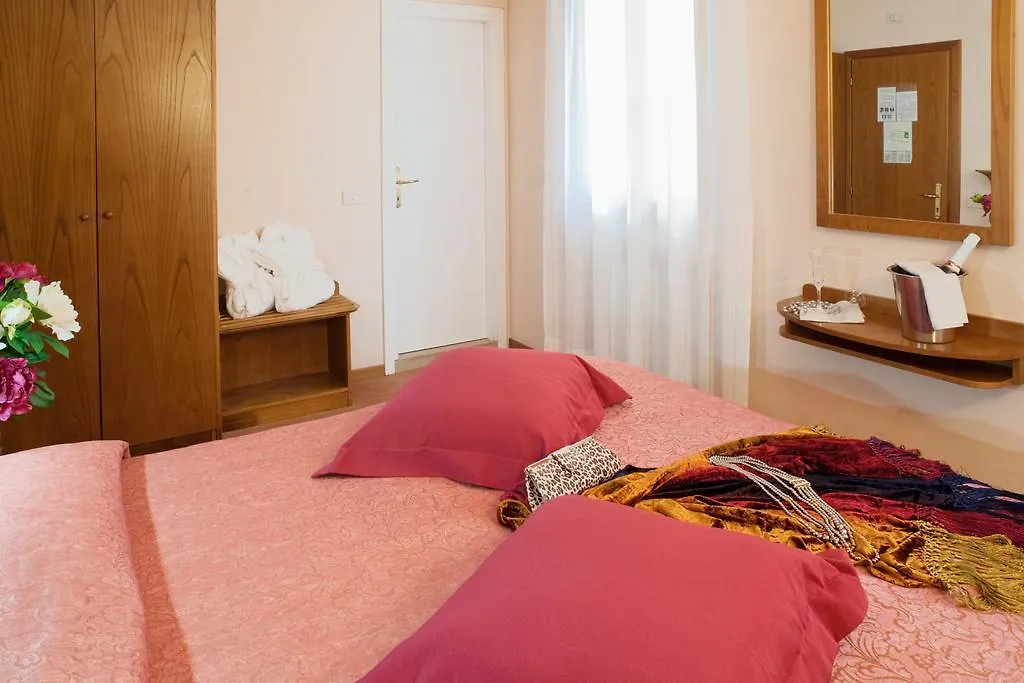 Hotel Hs Βενετία 2*,  Ιταλία